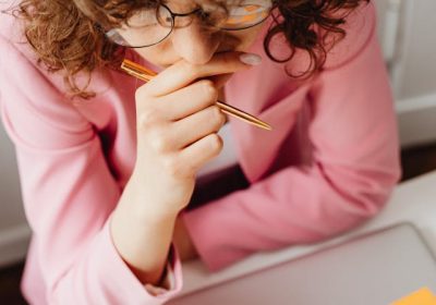 Cum să oprești supra-analiza. Eliberează-te de capcana gândurilor nesfârșite. Perspectiva ACT și CBT.