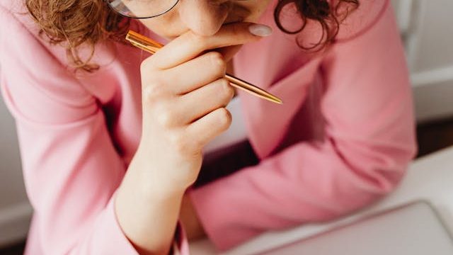 Cum să oprești supra-analiza. Eliberează-te de capcana gândurilor nesfârșite. Perspectiva ACT și CBT.